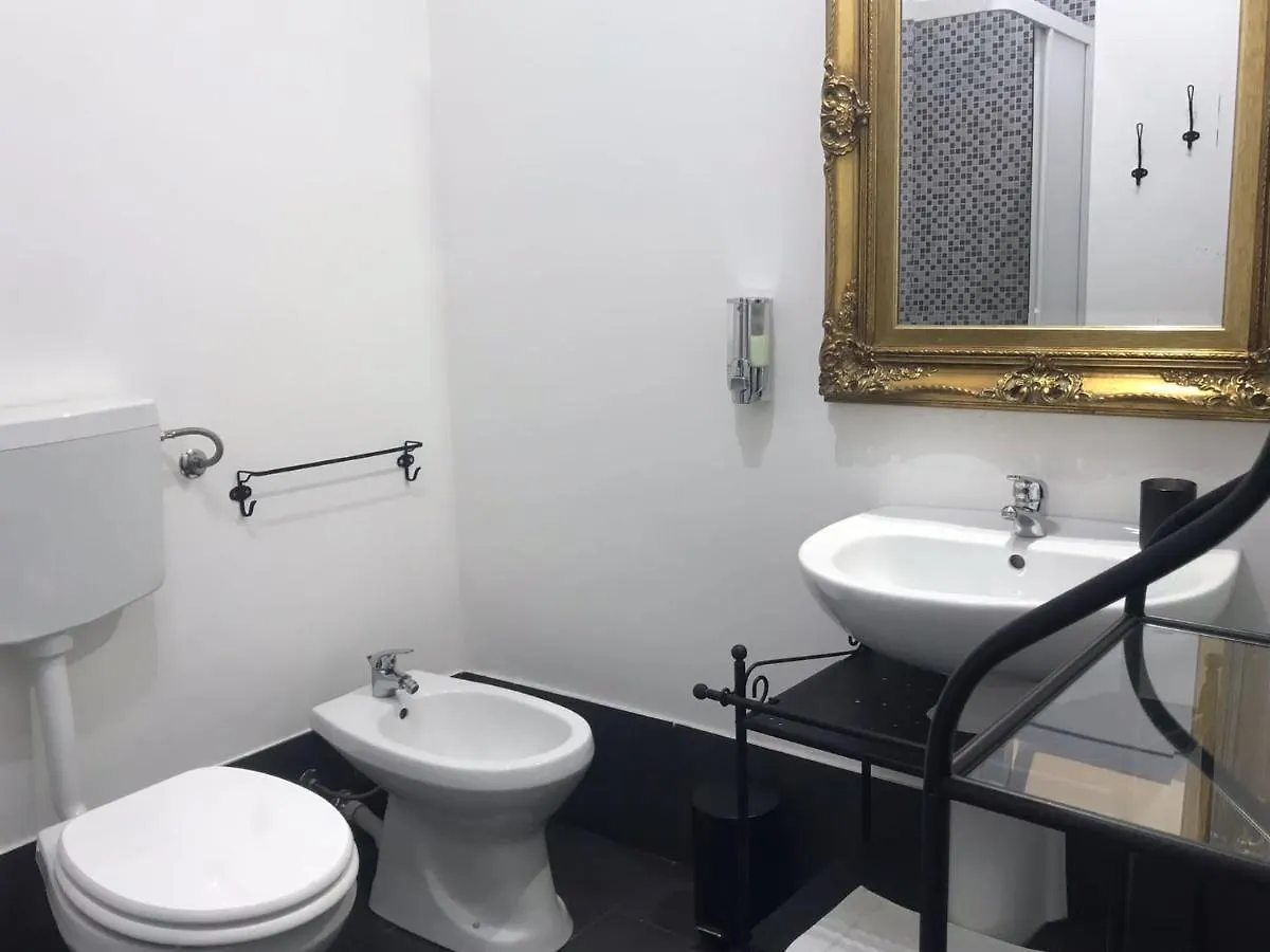 לינה וארוחת בוקר צ'יניזי La Mansarda B&B