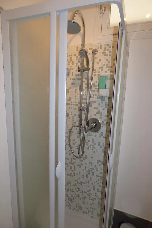 לינה וארוחת בוקר צ'יניזי La Mansarda B&B
